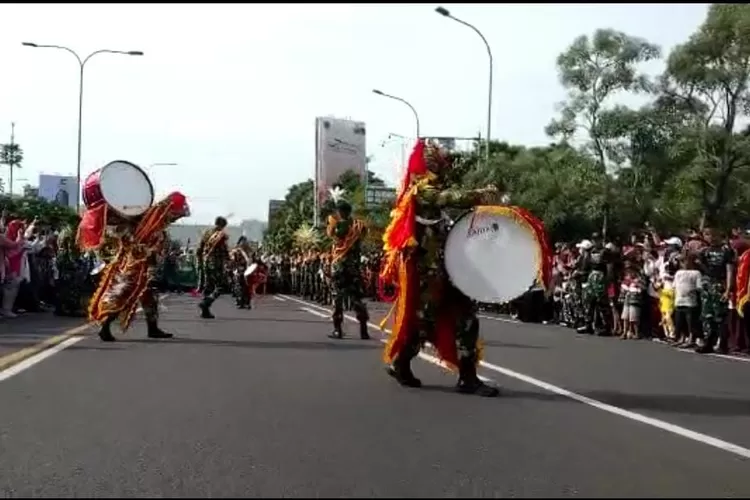 Aksi drum band Tajimalela 202 saat memeriahkan acara Ulang Tahun Kemenag di Kota Bekasi, Minggu (15/1/2023).  (Ahmad Pairudz)