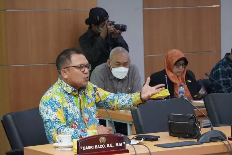 Ketua Fraksi Golkar DPRD DKI Jakarta Basri Baco saat rapat kerja dengan TAPD DKI Jakarta di DPRD DKI Jakarta pada Kamis (12/1/2023). 