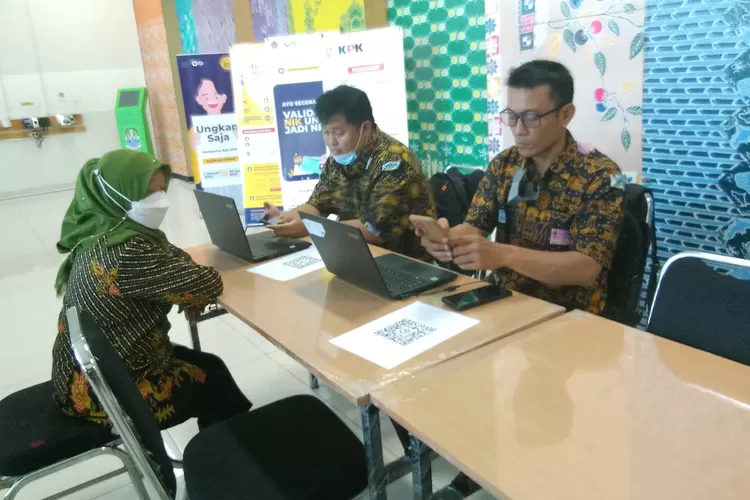 Salah satu aparatur sipil negara (ASN) saat melakukan aktivasi KTP digital kepada petugas Disdukcapil setempat dilingkungan Pemkot Bekasi. (FOTO: Dok/Suarakarya.id)