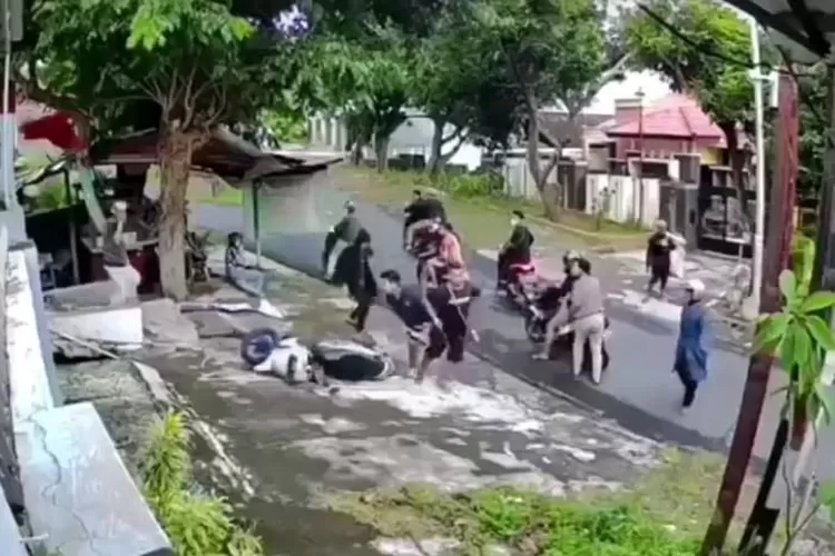 Segerombolan remaja diduga gengster serang warga di Semarang. (instagram/@terang_media)