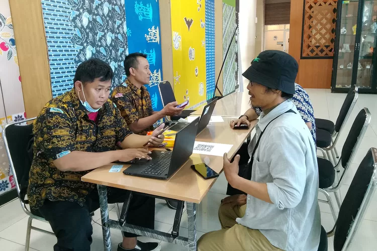 Salah satu warga Kota Bekasi menanyakan ke petugas Disdukcapil setempat terkait aktivasi identitas kependudukan digital program transformasi Kemendagri, dilingkungan Pemkot Bekasi. (FOTO: Dharma/Suarakarya.id)