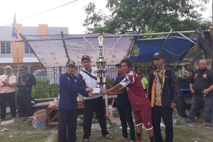Perwakilan Tim Bina Remaja menerima tropy Kades Cup ajak Tropeo Karang Taruna Desa Cogreg (Azis/Bogor Times)