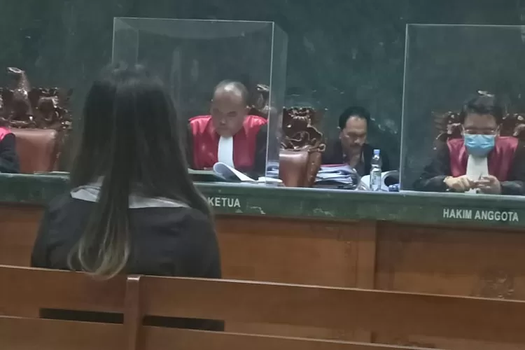 sidang pembacaan putusan majelis hakim terhadap terdakwa Ayu Thalia