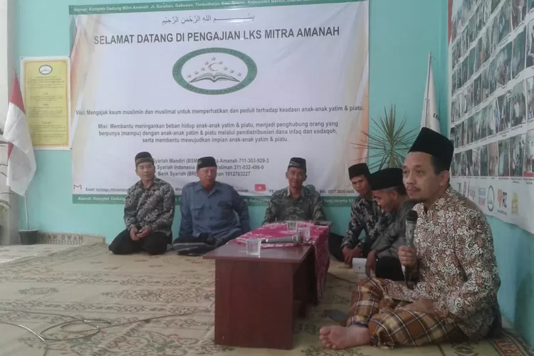 KH Hasan Asy'ari memberikan tausiyah dalam acara pengajian dan santunan yatim piatu, Minggu (15/1/2023).  (Istimewa)