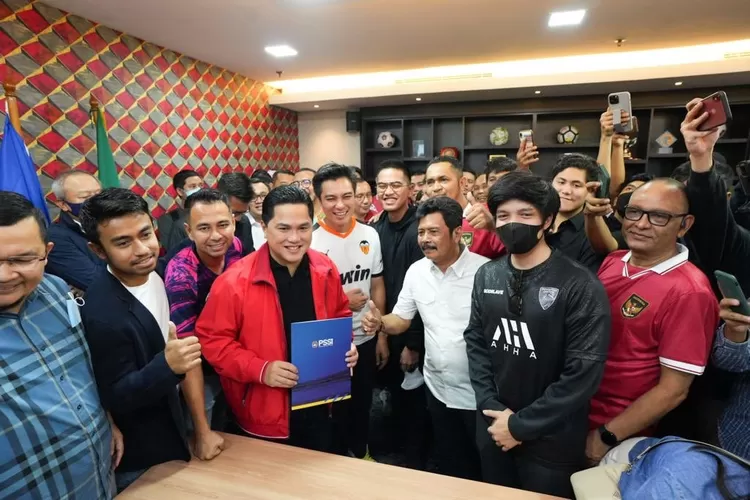 Erick Thohir bersama Raffi Ahmad, Atta Halilintar, Baim Wong serta Kaesang Pangarep di Kantor PSSI (Twitter @erickthohir)