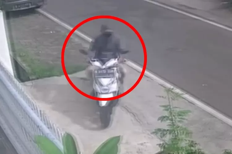 Pelaku pencurian di Pulomas, Jakarta Timur. (Instagram/@info.jakartatimur)