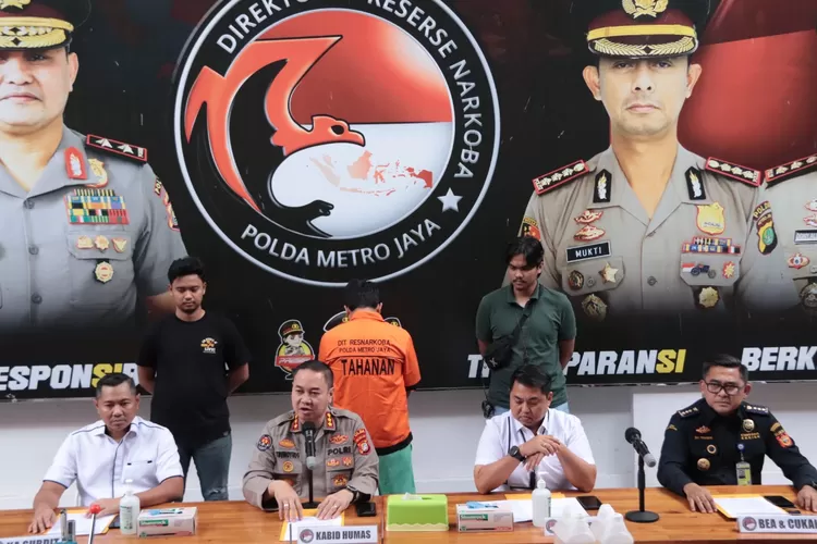 Ditresnarkoba PMJ menggelar penyitaan barang bukti dan tersangka kasus pembuatan sabu cair untuk Vape di Jakarta Barat  (Sadono )