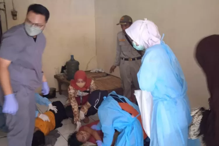 Petugas Dinas Kesehatan Kota Bekasi saat mengevakuasi korban keracunan sekeluarga di Ciketingudik, Bantargebang, Kota Bekasi, Kamis (12/1/2023). (Ahmad Pairudz)