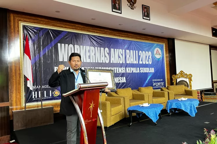 Kepala Sekolah SMA Islam PB Soedirman 2 Bekasi, H. Ponijan, M. Pd mendapat apresiasi dari Asosiasi Kepala Sekolah Indonesia atau AKSI sebagai kepala sekolah terinspiratif.  (Foto: Gorajuara/dok: H. Ponijan, M. Pd)