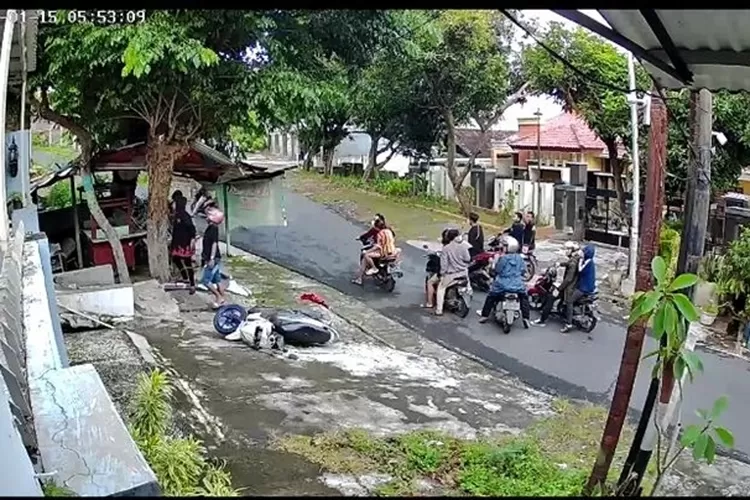Gerombolan orang yang melakukan serangan sebuah rumah di Jalan Cinde Raya Semarang.  (tangkapan layar CCTV)