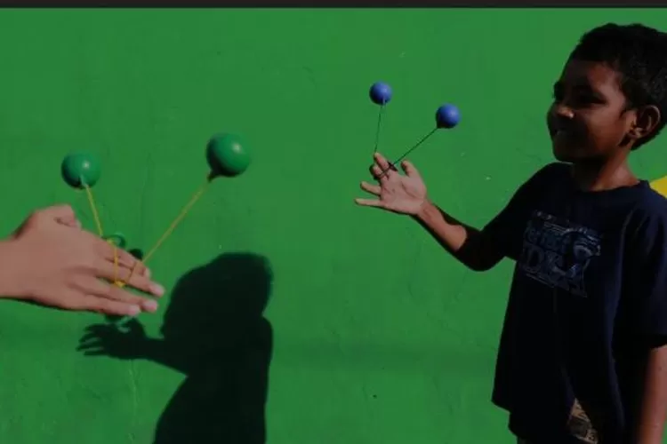 Sejumlah anak di Ternate bermain lato-lato. (ANTARA)