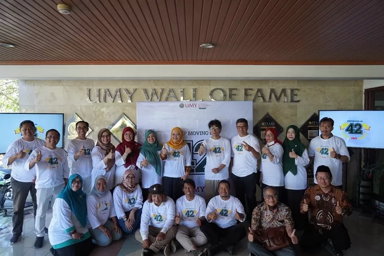 &nbsp;  Foto bersama sebagian panitia milad ke-42 UMY dengan sejumlah pimpinan UMY usai launching logo milad ke-42 UMY.  (Foto: Dok BHP UMY)