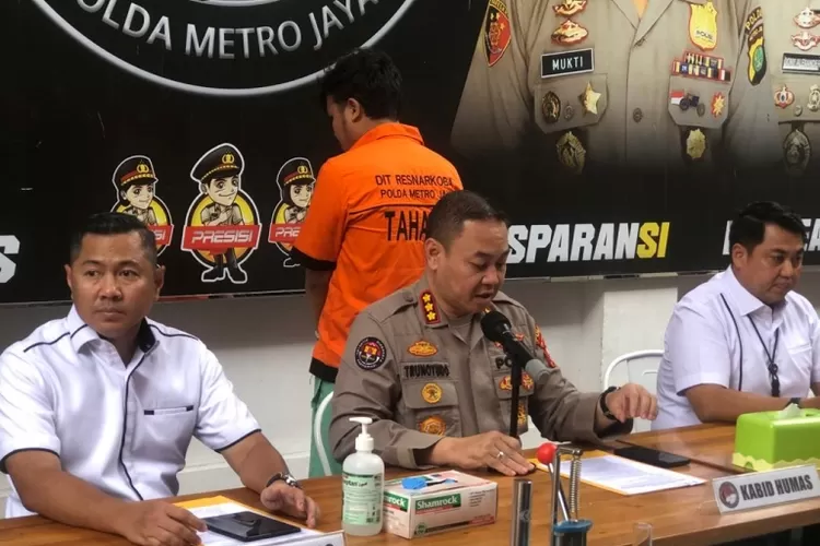 irektorat Reserse Narkoba (Dirresnarkoba) Polda Metro Jaya berhasil menangkap seorang tersangka pembuat liquid vape yang berisikan narkotika jenis sabu, Senin (16/1/2023) (PMJ NEWS)