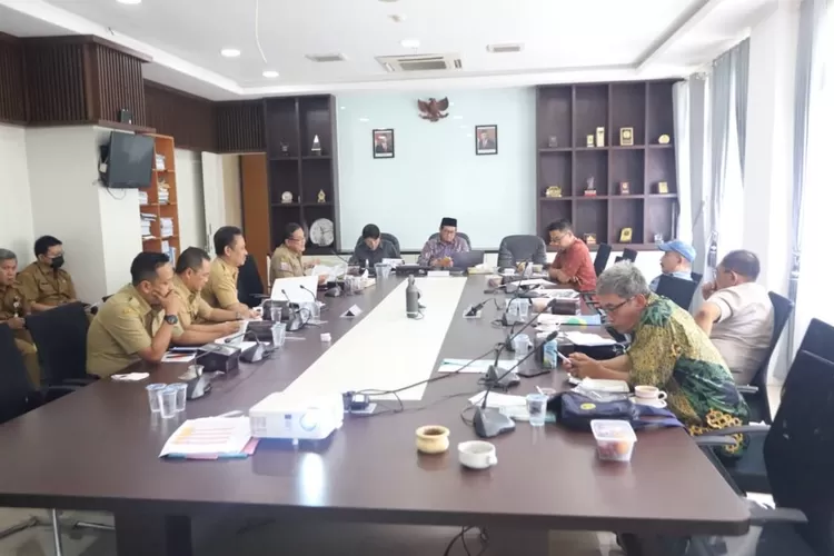 Komisi A DPRD Kota Bandung melaksanakan rapat keja dengan Sekretariat DPRD Kota Bandung membahas evaluasi kinerja tahun 2022 dan ekspose rencana kerja tahun 2023, di ruang rapat Komisi A Gedung DPRD Kota Bandung, kemarin ini.