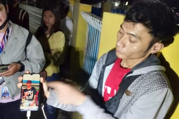 SAKSI : Foto pelaku ditunjukan oleh saudara korban, di Jalan Turi RT1/10, Kelurahan Kemirimuka, Kecamatan Beji, Kota Depok, Jumat (13/1) malam.  (ANDIKA EKA/RADAR DEPOK)