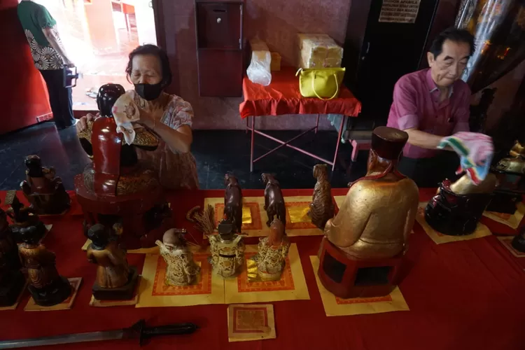 Warga keturunan Tionghoa di Tempat Ibadah Tridharma (TITD) atau Klenteng Po An Thian di Kota Pekalongan, Jawa Tengah, bergotong-royong membersihkan altar, dinding, dan puluhan patung dewa. (Muslihun/Kontributor Batang)