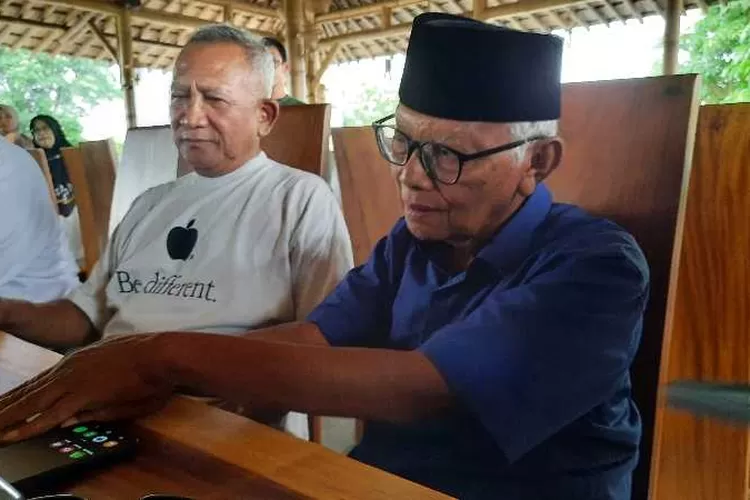 Owner Wong Solo Group Puspo Wardoyo bersama Wakil Rais Aam PBNU KH Amwar Iskandar (Endang Kusumastuti)