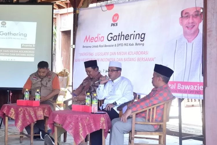 Dewan Pakar Partai Kesejahteraan Sosial (PKS) Rizal Bawazier saat media ghatering. Pihaknya meminta tenaga kerja KIT Batang prioritas warga lokal.   (Muslihun/Kontributor Batang)