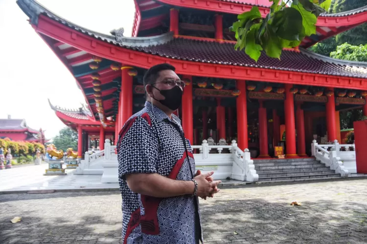 Kepala Yayasan Kelenteng Tay Kak Sie Mulyadi Setiakusuma saat menjelaskan mengenai makam Juru Mudi Laksamana Cheng Ho. (Ayosemarang.com/ Audrian Firhannusa)