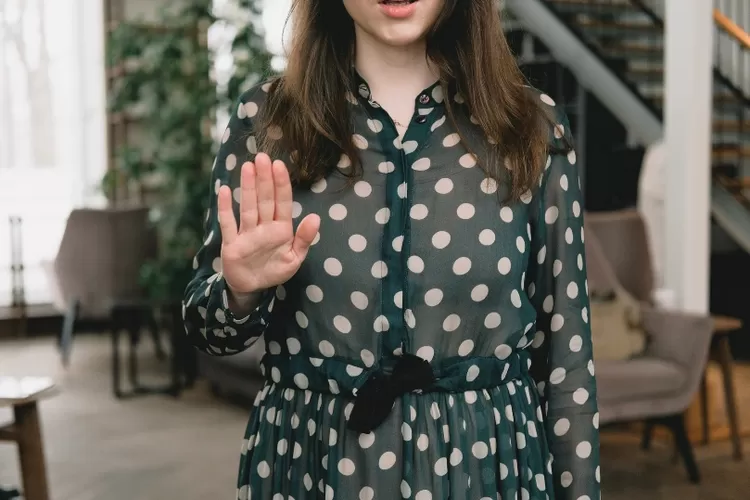 Ilustrasi sifat gengsi adalah salah satu sifat cewek yang terkadang buat cowok pergi ninggalin (Pexels/SHVETS production)