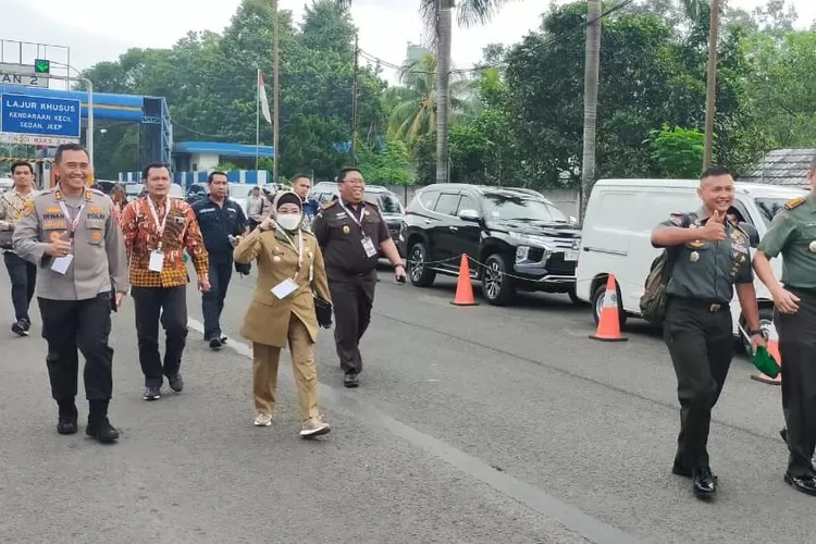 Pj Bupati Batang Lani Dwi Rejeki bersma forkopimda jalan kaki menuju acara Rakornas deangan Presiden Joko Widodo di Sentul Convention Center. (Muslihun/kontributor Batang)