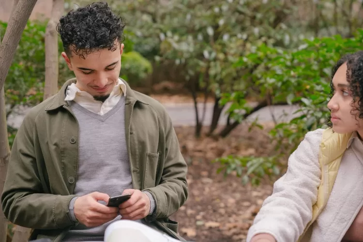 Ilustrasi tanda cowok tidak naksir kamu (Pexels/Budgeron Bach)