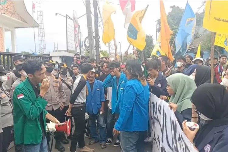 Sejumlah mahasiswa menggeruduk kantor Kejari Kota Bekasi, Rabu (18/1/2023). Mereka mendesak Kejaksaan mengusut dugaan korupsi di Program Rutilahu Baznas Kota Bekasi. (Ahmad Pairudz)