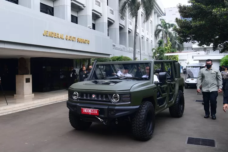 Rantis Maung yang dikendarai Presiden Jokowi bersama Menhan Prabowo Subianto di halaman Kemenhan, Jakarta, Rabu 18 Januari 2023. (ayopontianak.com/Lukas - Biro Pers Sekretariat Presiden)