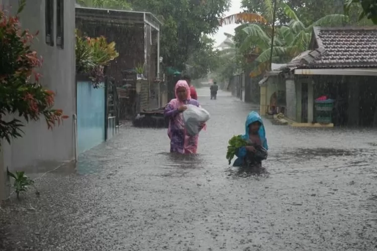 Sejumlah warga tengah melintasi genangan banjir yang terjadi di Kabupaten Kudus, Jawa Tengah, beberapa waktu lalu.  (ANTARA/Akhmad Nazaruddin Lathif)