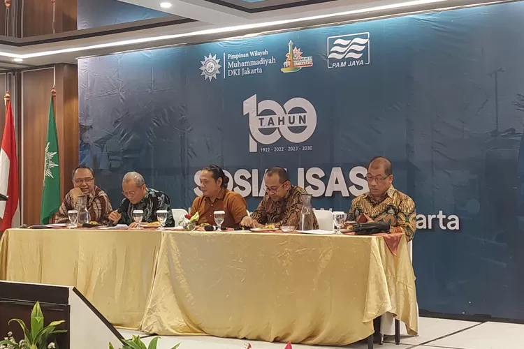 Dirut PAM Jaya Arief Nasrudin (kedua dari kanan)  menjadi pembicara sosialisasi Kedaulatan Air di Jakarta, Rabu (18/1/2023).