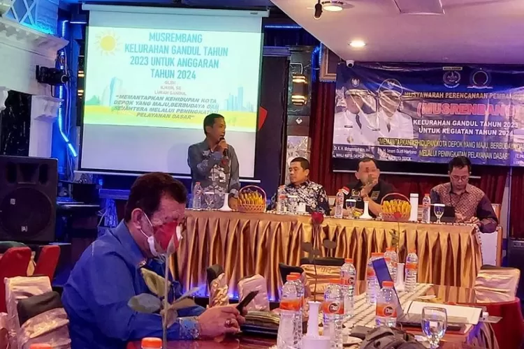 JELASKAN : Lurah Gandul Ilham sedang membukan jalannya Musrenbang 2024 di rumah makan Hot Iin, Kelurahan Gandul, Cinere Kota Depok, Kamis (12/1). (GANDUL FOR RADAR DEPOK)