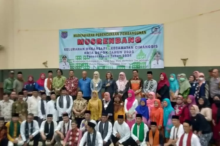 KEGIATAN : Kelurahan Mekarsari, Kecamatan Cimanggis sukses menggelar Musyawarah Perencanaan Pembangunan (Musrenbang) di Gedung Gumilang, Kelurahan Mekarsari, Kamis (12/2). (ANDIKA EKA/RADAR DEPOK)
