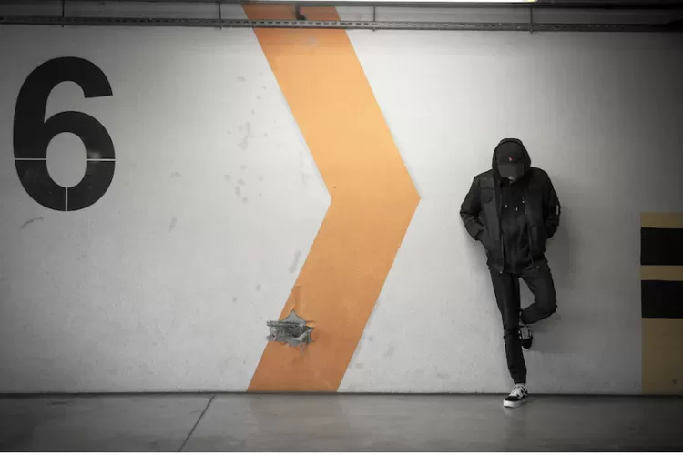 Ilustrasi cowok cool yang naksir sama kamu, kenali 6 tandanya (Unsplash/Dawid Zawiła)