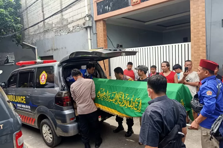 Jenazah seorang perempuan yang ditemukan anaknya sudah dalam kondisi gantung diri di pintu kontrakan, Pekayon, Bekasi Selatan, Kota Bekasi, Rabu (18/1/2023)  (Ahmad Pairudz)