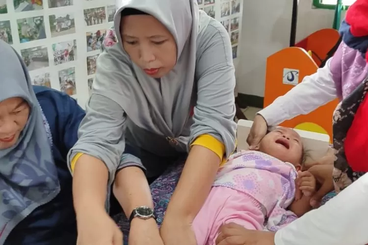 IMUNISASI : Pemberian imunisasi Pneumococcal Conjugate Vaccine (PCV). (ANDIKA EKA/RADAR DEPOK)