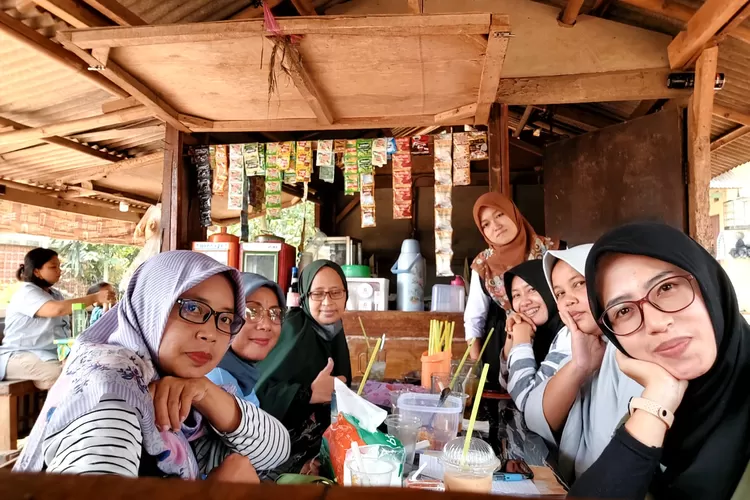 Warung kecil ibu Enur Aliah  (Muhammad Ali )