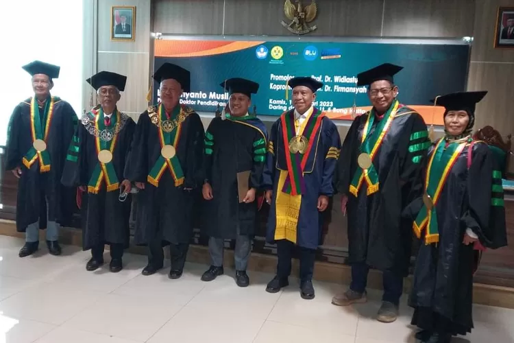 Budi Ariyanto Muslim (tengah) berfoto bersama para penguji termasuk Menpora Zainudin Amali usai dinyatakan lulus dengan pujian meraih gelar doktor pada Ujian Terbuka Promosi Doktor di Universitas Negeri Jakarta (UNJ), Kamis (19/1/2023) (Gungde Ariwangsa)