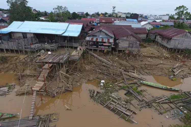 Hujan lebat akibatkan ablasi di sepanjang sungai Kahayan, Palangka Raya, Kalimantan Tengah (BNPB)