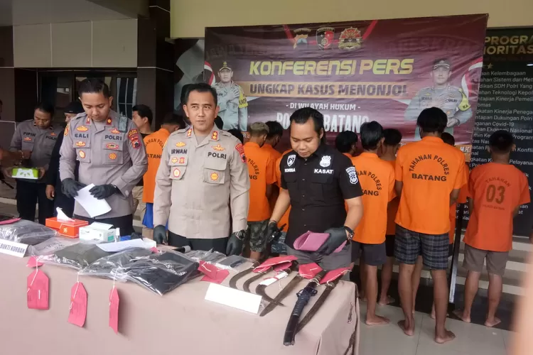 AKBP M Irwan Susanto, saat konferensi pers di lobi Mapolres Batang, Kamis 19 Januari 2023. (Foto: Muslihun/Kontributor Batang)