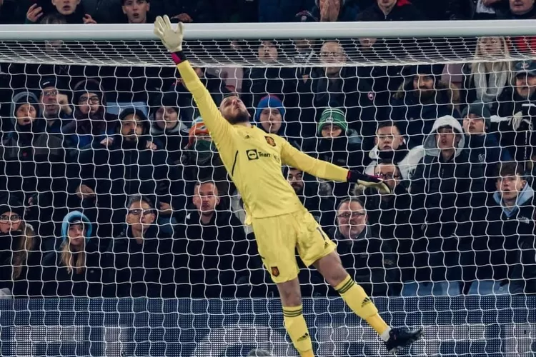 Kiper utama Manchester United, David de Gea saat berupaya menyelamatkan bola saat kontra melawan Crystal Palave di Stadion Stadion Selhurst Park pada Kamis, (19/1/2023). (Instagram @manchesterunited)