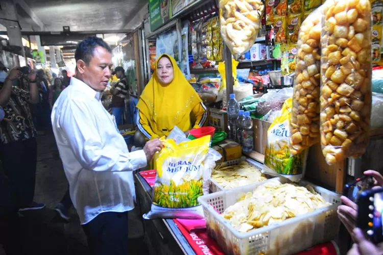 Pemimping Bulog Jateng Akhmad Kholisun saat monitoring beras SPHP di Pasar Peterongan, Kamis 19 Januari 2023.  (Ayosemarang.com/ Audrian Firhannusa)