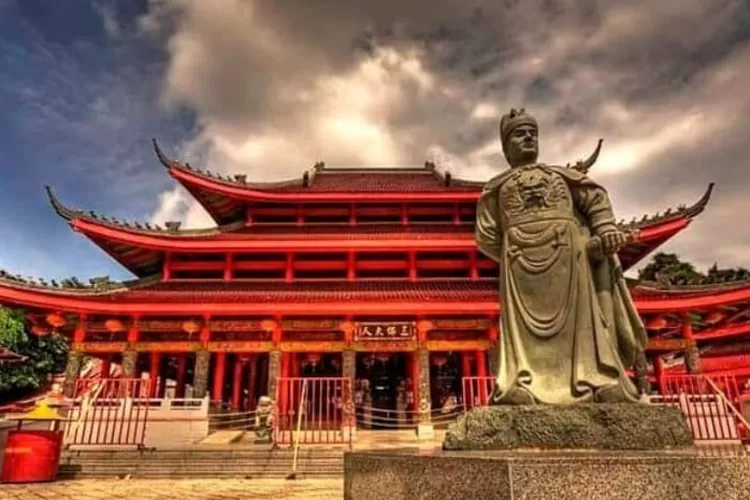 pelataran dan gambar Klenteng Sam POO Kong (pinterest: nativeindonesia.com)