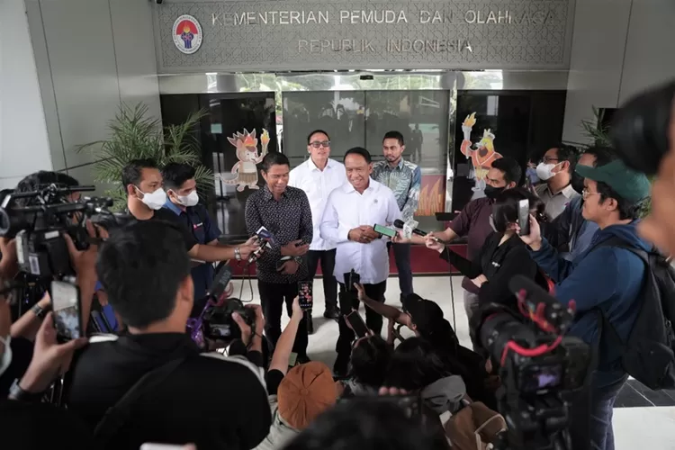 Menpora Zainudin Amali memberi keterangan pers usai diskusi dengan Sekjen PSSI dari pihak LIB.