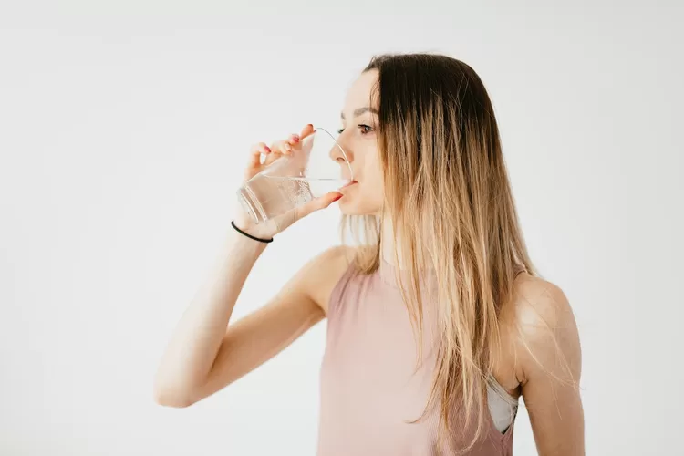 7 Manfaat Minum Air Putih Hangat Di Pagi Hari (Pexels.com @karolina-grabowska)