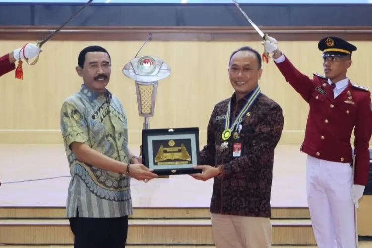 Dinilai Berprestasi berkinerja ciamik, Dirjen Zudan Arif Fakrulloh meraih Penghargaan Kartika Astha Bratha Madya dari Rektor IPDN Hadi Prabowo  (AG Sofyan)