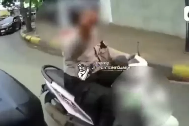 Polisi Acungkan Jari Tengah (Tangkapan Layar Liputan 6)