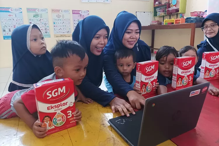 Kolaborasi Tunjuk Tangan untuk Generasi Maju Indonesia oleh SGM Eksplor dan Alfamart dukung pembelajaran dengan pemberian bantuan laptop.  (Dok. SGM Eksplor)