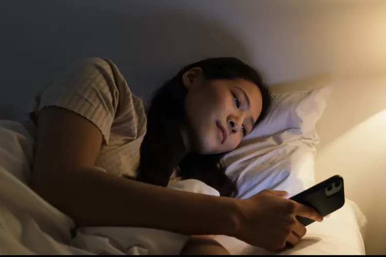 Ilustrasi dampak main hp sebelum tidur (Pexels/ Ron Lach)