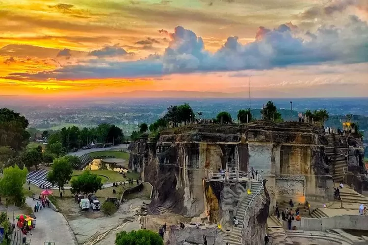 Tebing Breksi Wisata Populer Bekas Pertambangan Nikmati Memandang