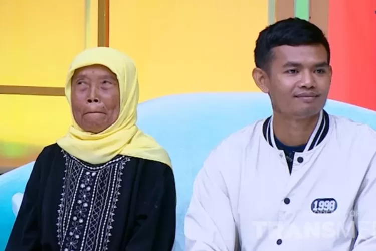 Pemilik akun pembuat video Mandi lumpur dan Ibu yang ada dalam kontennya (foto : Youtube Trans TV Official.)